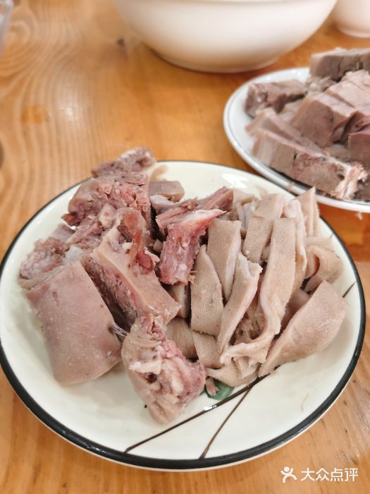 小街巷弄间的温暖 上海小羊山羊肉馆的诗意烟火